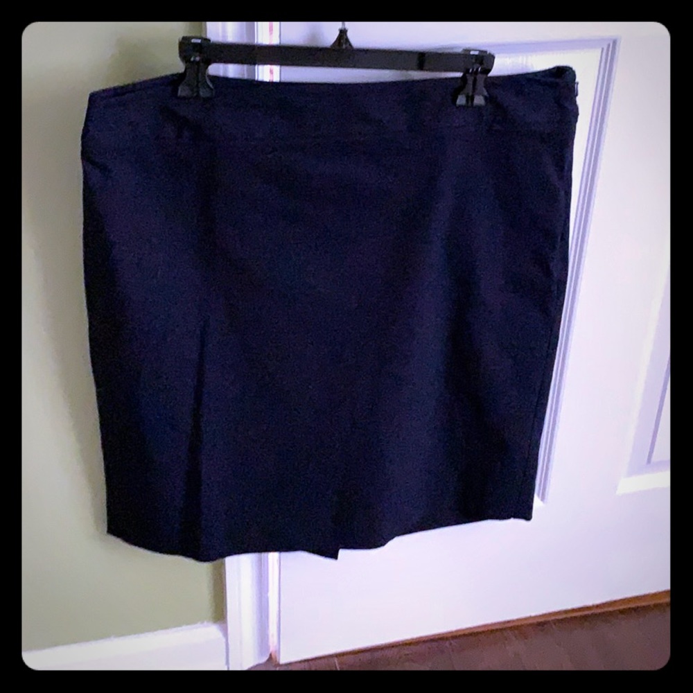Must have for any wardrobe navy skirt! The perfect go to skirt !